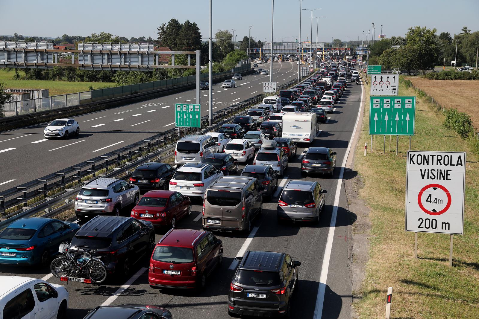 Gužve na naplatnim kućicama Lučko u smjeru mora