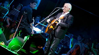 Oliver Dragojević i gudački orekestar Alana Bjelinskog na Višnjiku 22. ožujka 2011. Foto: Kristijan Orlić Oliver Dragojević i gudački orekestar Alana Bjelinskog na Višnjiku 22. ožujka 2011. Foto: Kristijan Orlić