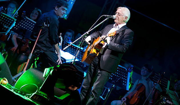 Oliver Dragojević i gudački orekestar Alana Bjelinskog na Višnjiku 22. ožujka 2011. Foto: Kristijan Orlić