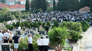 Posljednji ispraćaj Olivera Dragojevića na groblju Sveti Roko u Veloj Luci Posljednji ispraćaj Olivera Dragojevića na groblju Sveti Roko u Veloj Luci