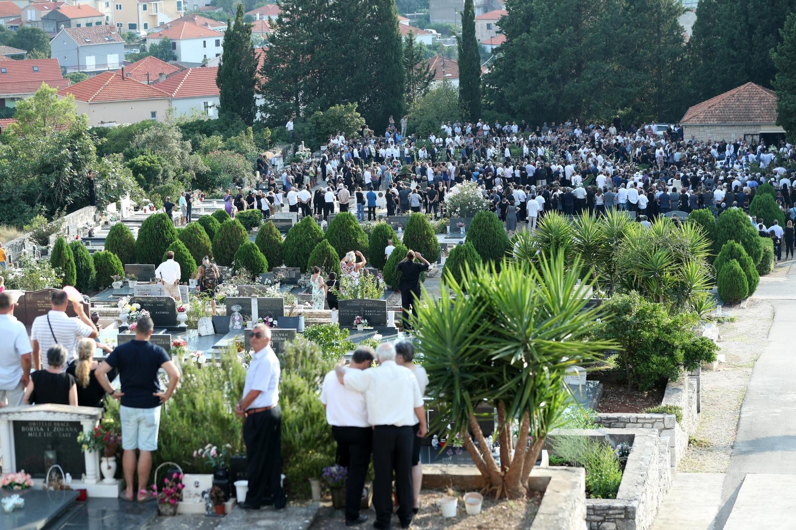 Posljednji ispraćaj Olivera Dragojevića na groblju Sveti Roko u Veloj Luci Posljednji ispraćaj Olivera Dragojevića na groblju Sveti Roko u Veloj Luci