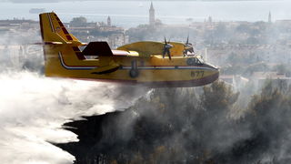 Zadar, 270810
Veliki pozar izbio je danas popodne u Zadru na podrucju izmedju kvarta Bili brig i put Bokanjca. Vatrogasci su i dalje na terenu te se bore sa vatrom da ne dodje do obliznjih kuca.
Foto: Jure Miskovic / CROPIX