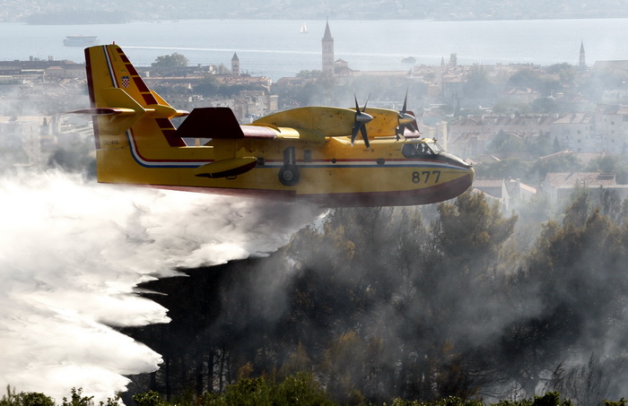 Zadar, 270810
Veliki pozar izbio je danas popodne u Zadru na podrucju izmedju kvarta Bili brig i put Bokanjca. Vatrogasci su i dalje na terenu te se bore sa vatrom da ne dodje do obliznjih kuca.
Foto: Jure Miskovic / CROPIX