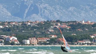 Jaka bura pružila je prigodu nekolicini kitesurfera da pokažu svoje umjeće na ninskoj plaži.  Photo: Dino Stanin/PIXSELL