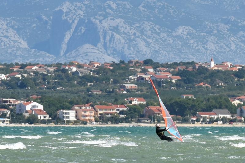 Jaka bura pružila je prigodu nekolicini kitesurfera da pokažu svoje umjeće na ninskoj plaži.  Photo: Dino Stanin/PIXSELL