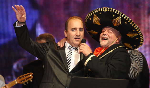 Zadar, 121110.
 Dvorana Kresimira Cosica.Festival zabavne glazbe Zadar 2010. Prva vecer. 
Na fotografiji : Mladen Grdovic i Bepo Matesic  u nesluzbenom djelu programa pjevalju pjesme Tomislava Ivcica.
Foto : Vladimir Ivanov / Cropix