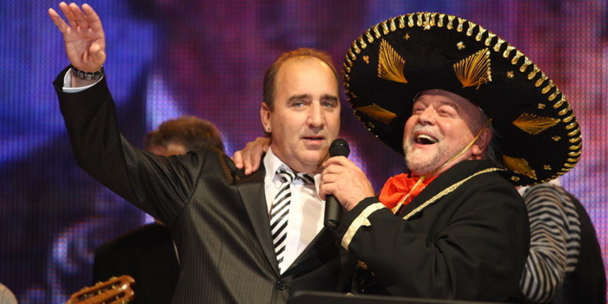 Zadar, 121110.
Dvorana Kresimira Cosica.Festival zabavne glazbe Zadar 2010. Prva vecer.
Na fotografiji : Mladen Grdovic i Bepo Matesic u nesluzbenom djelu programa pjevalju pjesme Tomislava Ivcica.
Foto : Vladimir Ivanov / Cropix Zadar, 121110.
Dvorana Kresimira Cosica.Festival zabavne glazbe Zadar 2010. Prva vecer.
Na fotografiji : Mladen Grdovic i Bepo Matesic u nesluzbenom djelu programa pjevalju pjesme Tomislava Ivcica.
Foto : Vladimir Ivanov / Cropix