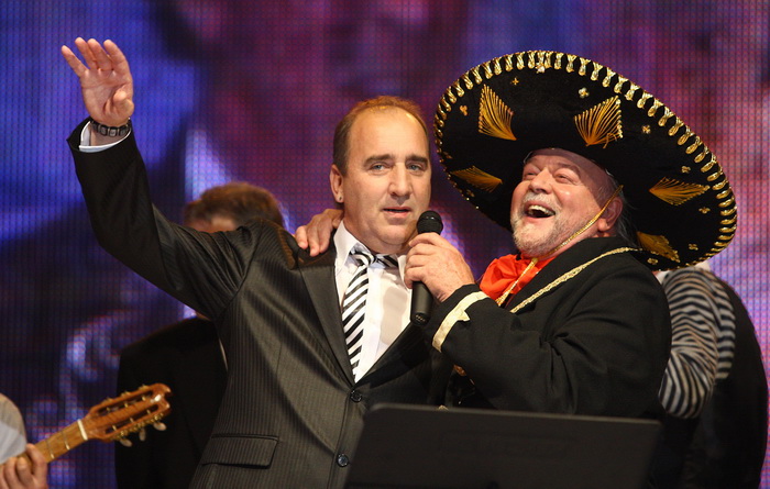 Zadar, 121110.
Dvorana Kresimira Cosica.Festival zabavne glazbe Zadar 2010. Prva vecer.
Na fotografiji : Mladen Grdovic i Bepo Matesic u nesluzbenom djelu programa pjevalju pjesme Tomislava Ivcica.
Foto : Vladimir Ivanov / Cropix Zadar, 121110.
Dvorana Kresimira Cosica.Festival zabavne glazbe Zadar 2010. Prva vecer.
Na fotografiji : Mladen Grdovic i Bepo Matesic u nesluzbenom djelu programa pjevalju pjesme Tomislava Ivcica.
Foto : Vladimir Ivanov / Cropix