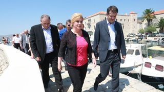 Kaštel Lukšić: Kolinda Grabar-Kitarović obišla Muzej grada Kaštela u dvorcu Vitturi Kaštel Lukšić: Kolinda Grabar-Kitarović obišla Muzej grada Kaštela u dvorcu Vitturi