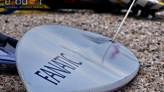 Guštanje surfera u jakom jugu Guštanje surfera u jakom jugu