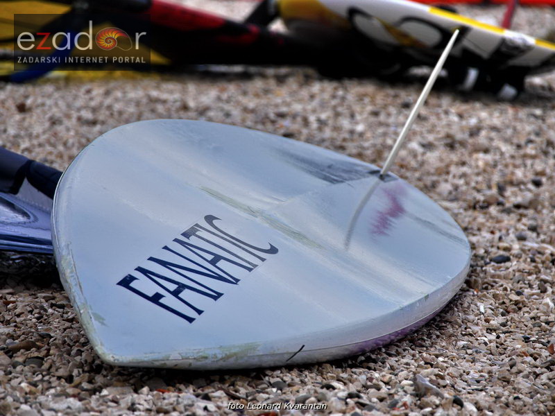 Guštanje surfera u jakom jugu Guštanje surfera u jakom jugu