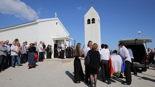 Mirko Miočić ispraćen na posljednji počinak na mjesnom groblju u Rtini Mirko Miočić ispraćen na posljednji počinak na mjesnom groblju u Rtini