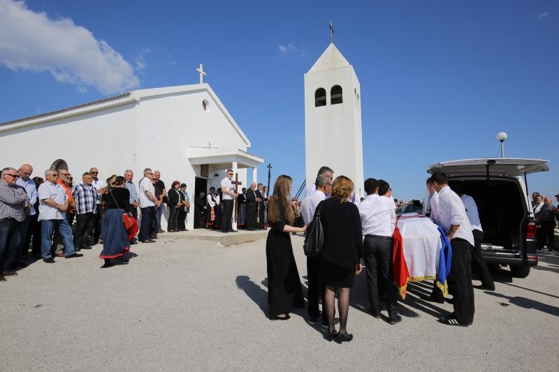 Mirko Miočić ispraćen na posljednji počinak na mjesnom groblju u Rtini Mirko Miočić ispraćen na posljednji počinak na mjesnom groblju u Rtini