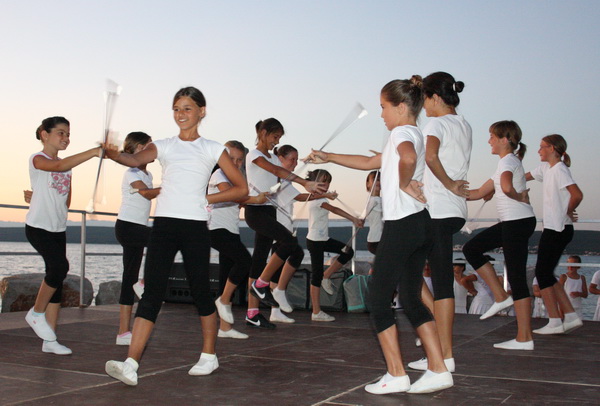 Vecer folklora: KUD Nevijana i ansambl Horenak u Nevidjenima Vecer folklora: KUD Nevijana i ansambl Horenak u Nevidjenima