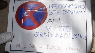 Split, 070310.
Forum mladih SDP-a izradio je novu igru “Kerumopoly” koju su predstavili gradjanima u nedjeljno jutro u Marmontovoj ulici.
Igra je parodija na popularnu igru Monopoly, s tim da je u ovoj igri glavni junak gradonacelnik Splita Zeljko Kerum. Split, 070310.
Forum mladih SDP-a izradio je novu igru “Kerumopoly” koju su predstavili gradjanima u nedjeljno jutro u Marmontovoj ulici.
Igra je parodija na popularnu igru Monopoly, s tim da je u ovoj igri glavni junak gradonacelnik Splita Zeljko Kerum.