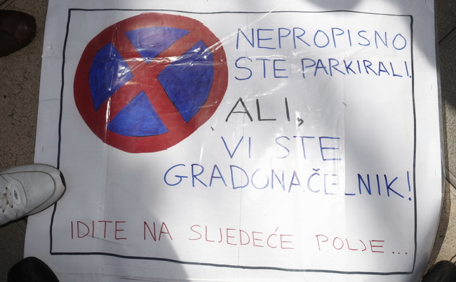 Split, 070310.
Forum mladih SDP-a izradio je novu igru “Kerumopoly” koju su predstavili gradjanima u nedjeljno jutro u Marmontovoj ulici.
Igra je parodija na popularnu igru Monopoly, s tim da je u ovoj igri glavni junak gradonacelnik Splita Zeljko Kerum. Split, 070310.
Forum mladih SDP-a izradio je novu igru “Kerumopoly” koju su predstavili gradjanima u nedjeljno jutro u Marmontovoj ulici.
Igra je parodija na popularnu igru Monopoly, s tim da je u ovoj igri glavni junak gradonacelnik Splita Zeljko Kerum.