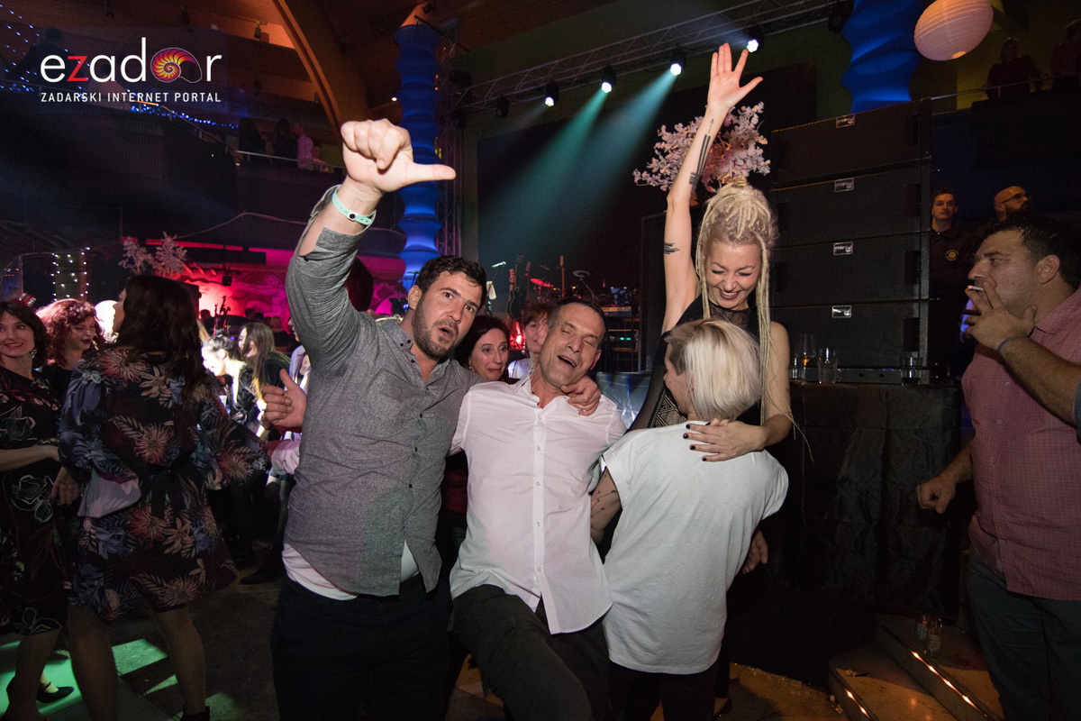 Ludnica u Saturnusu: Najbolji doček u svemiru i šire Ludnica u Saturnusu: Najbolji doček u svemiru i šire