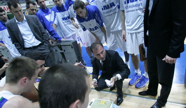 Zagreb, 210112.Savska cestaKosarkaska utakmica Zagreb Croatia Osiguranje – Cedevita u kosarkaskom centru Drazen Petrovic. Na slici: Trener Zagreba Vladimir Androic.Foto: Ranko Suvar / CROPIX