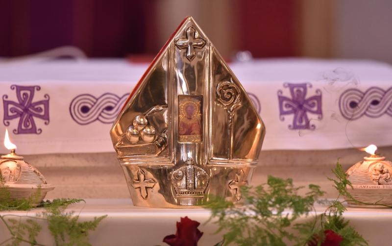 Kistanje: Zadarski nadbiskup Želimir Puljić blagoslovio relikvije sv. Nikole. Foto: Hrvoje Jelavić/PIXSELL Kistanje: Zadarski nadbiskup Želimir Puljić blagoslovio relikvije sv. Nikole. Foto: Hrvoje Jelavić/PIXSELL