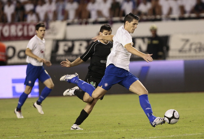 Split 190810.
Stadion NK Hajduka u Poljudu
Predkolo Evropskog kupa : NK Hajduk – Unirea 
Na fotografiji : Jurica Buljat i  Raul Andrei.
Foto: Vladimir Dugandzic / CROPIX