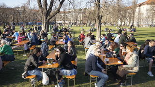 Zagreb, 170312.
Trg Francuske Republike
U Zagrebu se vec nekoliko dana odrzava popularni festival Sv. Patrika. Festival se ove godine odrzava na Trgu Francuske Republike, a osim 20-ak bendova koji ce nastupati na sam dan Sv. Patrika, najzvucnije je ime U Zagreb, 170312.
Trg Francuske Republike
U Zagrebu se vec nekoliko dana odrzava popularni festival Sv. Patrika. Festival se ove godine odrzava na Trgu Francuske Republike, a osim 20-ak bendova koji ce nastupati na sam dan Sv. Patrika, najzvucnije je ime U