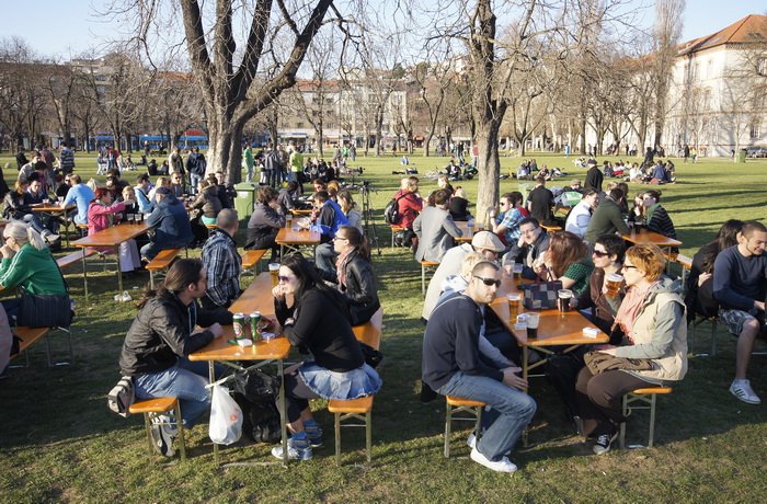 Zagreb, 170312.
Trg Francuske Republike
U Zagrebu se vec nekoliko dana odrzava popularni festival Sv. Patrika. Festival se ove godine odrzava na Trgu Francuske Republike, a osim 20-ak bendova koji ce nastupati na sam dan Sv. Patrika, najzvucnije je ime U Zagreb, 170312.
Trg Francuske Republike
U Zagrebu se vec nekoliko dana odrzava popularni festival Sv. Patrika. Festival se ove godine odrzava na Trgu Francuske Republike, a osim 20-ak bendova koji ce nastupati na sam dan Sv. Patrika, najzvucnije je ime U