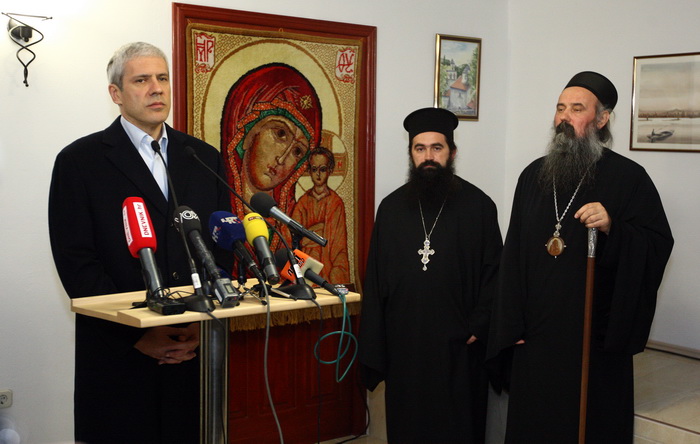 Krupa, 251110.
Boris Tadic i Ivo Josipovic posjetili su manastir Krupa.
Na slici: Boris Tadic i iguman manastira Gavrilo Stevanovic i episkop dalmatinski Fotije.
Foto: Vladimir Ivanov / CROPIX Krupa, 251110.
Boris Tadic i Ivo Josipovic posjetili su manastir Krupa.
Na slici: Boris Tadic i iguman manastira Gavrilo Stevanovic i episkop dalmatinski Fotije.
Foto: Vladimir Ivanov / CROPIX
