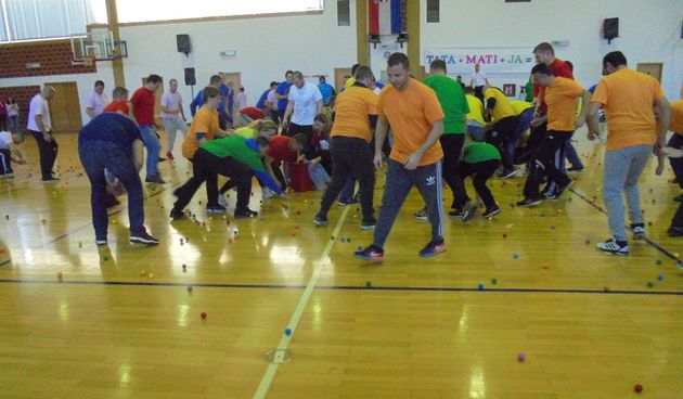 Tatamatijada, igranje s djecom