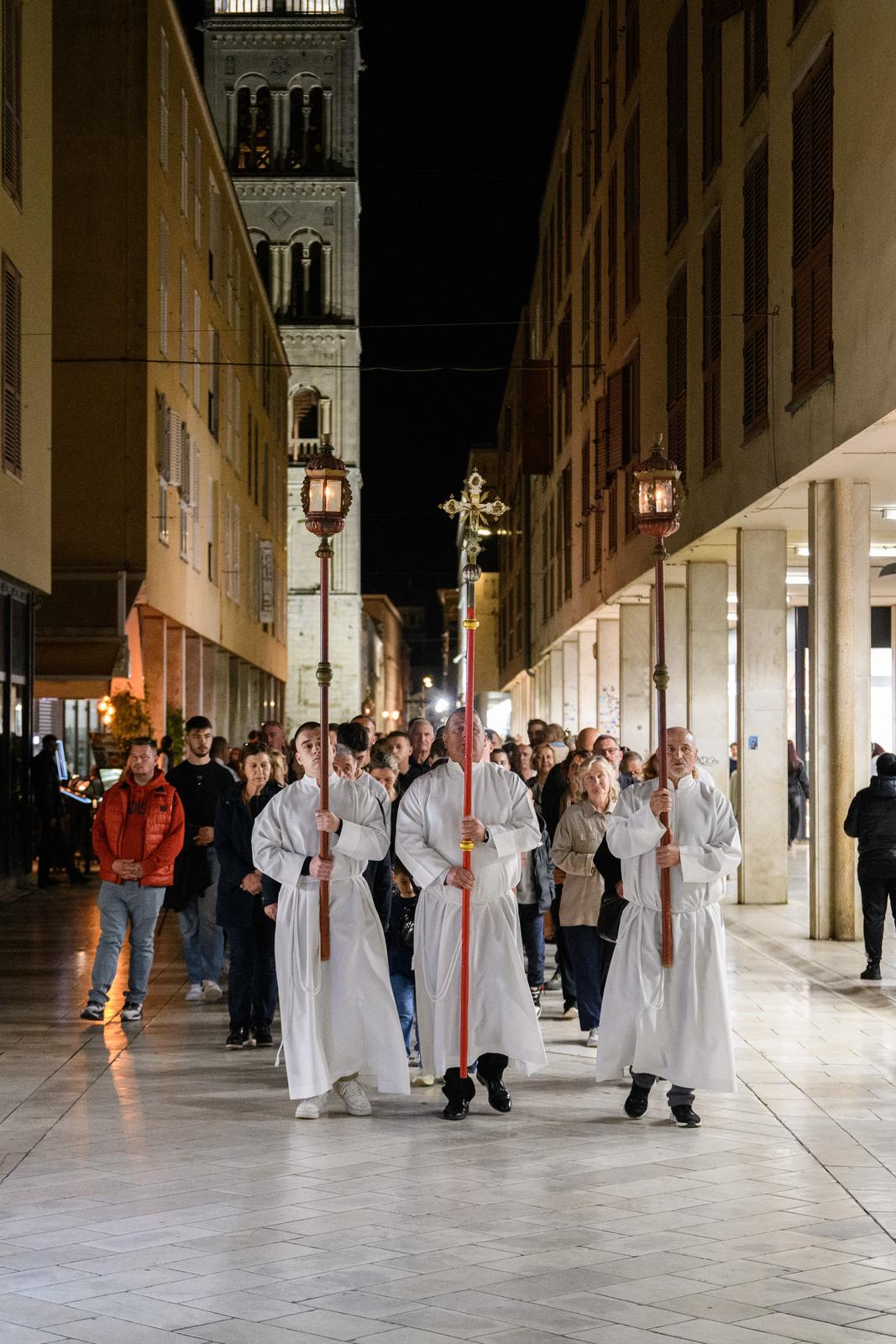 Nadbiskup Zgrablić predvodio Službu Muke Gospodnje u katedrali sv. Stošije Nadbiskup Zgrablić predvodio Službu Muke Gospodnje u katedrali sv. Stošije
