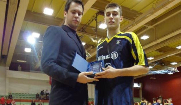 Darko Novosel uručuje Karlu Žganecu nagradu MVP, foto: crosarka.com