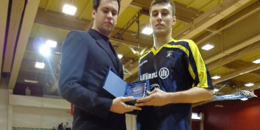 Darko Novosel uručuje Karlu Žganecu nagradu MVP, foto: crosarka.com