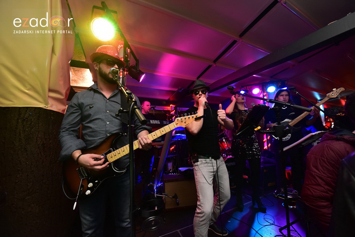 Tisuće Zadrana uživalo na krcatom Narodnom trgu i Tgu Petra Zoranića uz Tomislava Bralića i klapu Intrade Tisuće Zadrana uživalo na krcatom Narodnom trgu i Tgu Petra Zoranića uz Tomislava Bralića i klapu Intrade