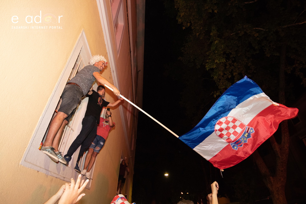 Čudesna noć: Velika fešta ulicama Zadra nakon plasmana Vatrenih u finale SP Čudesna noć: Velika fešta ulicama Zadra nakon plasmana Vatrenih u finale SP