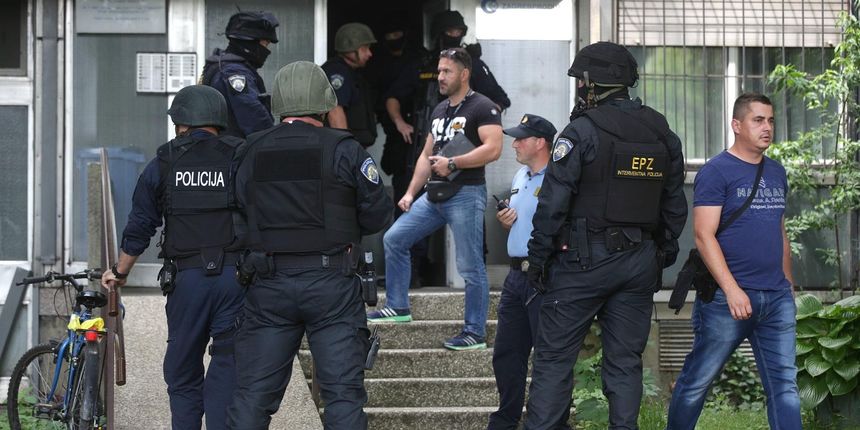 Policija je u jutarnjim satima zaprimila dojavu o pucnjavi u Sisicevoj ulici u Utrinama. Na teren je izasla i specijalna policija