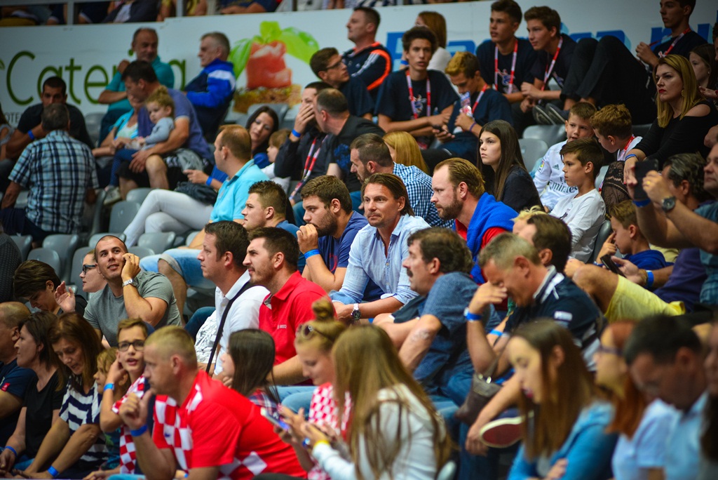 U doista sjajnoj atmosferi koju je stvorilo oko 5000 navijača iz cijele Hrvatske, naši su rukometni reprezentativci remizirali sa Švedskom i to s rezultatom 25-25. Bila je to ‘kaubojima’ pretposljednja pripremna utakmica uoči Olimpijskih igara