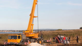 Zadar, 020910. U 15.05 sati zupanijski Vatrogasno-operativni centar zaprimio je dojavu o pozaru u Sabunikama. Na teren su upuceni pripadnici DVD-a Privlaka, koji su vatrogasnim vozilom upali u jamu. Vlasnik zemljista iskopao je jamu, a poslije ju je  “zak