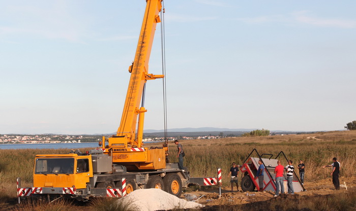 Zadar, 020910. U 15.05 sati zupanijski Vatrogasno-operativni centar zaprimio je dojavu o pozaru u Sabunikama. Na teren su upuceni pripadnici DVD-a Privlaka, koji su vatrogasnim vozilom upali u jamu. Vlasnik zemljista iskopao je jamu, a poslije ju je  “zak