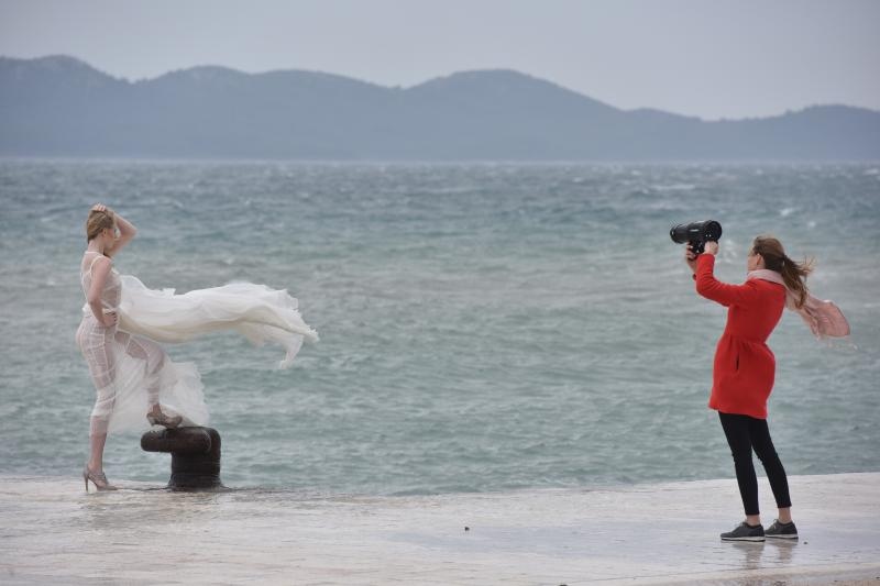 Tijekom snimanja reklamne kampanje valovi doslovno “okupali” manekenku na zadarskoj rivi