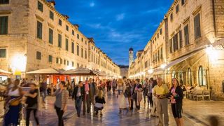 I zadnjeg dana rujna, Stradun i stara gradska jezgra Dubrovnika još uvijek je prepuna turista koji uživaju u znamenitostima starog groda. Foto: Grgo Jelavić/PIXSELL I zadnjeg dana rujna, Stradun i stara gradska jezgra Dubrovnika još uvijek je prepuna turista koji uživaju u znamenitostima starog groda. Foto: Grgo Jelavić/PIXSELL
