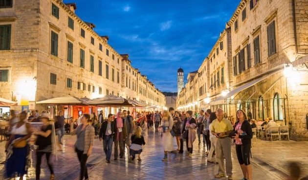 I zadnjeg dana rujna, Stradun i stara gradska jezgra Dubrovnika još uvijek je prepuna turista koji uživaju u znamenitostima starog groda.  Foto: Grgo Jelavić/PIXSELL