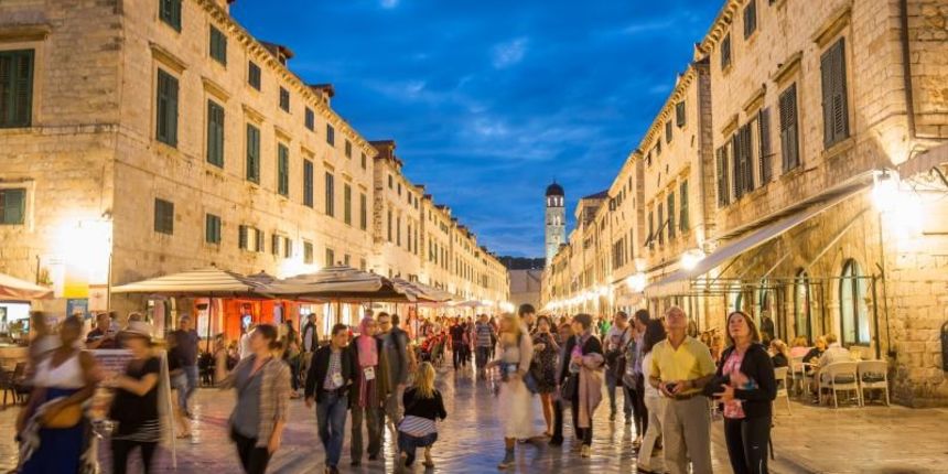 I zadnjeg dana rujna, Stradun i stara gradska jezgra Dubrovnika još uvijek je prepuna turista koji uživaju u znamenitostima starog groda. Foto: Grgo Jelavić/PIXSELL I zadnjeg dana rujna, Stradun i stara gradska jezgra Dubrovnika još uvijek je prepuna turista koji uživaju u znamenitostima starog groda. Foto: Grgo Jelavić/PIXSELL