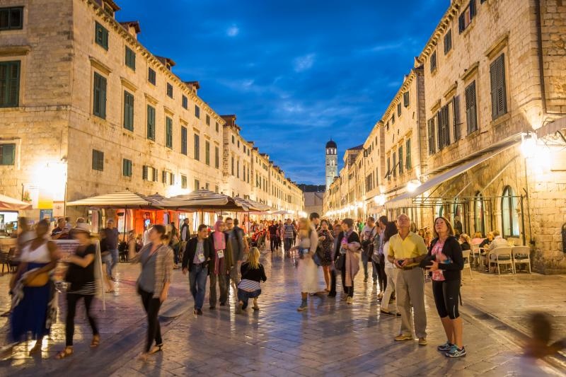 I zadnjeg dana rujna, Stradun i stara gradska jezgra Dubrovnika još uvijek je prepuna turista koji uživaju u znamenitostima starog groda. Foto: Grgo Jelavić/PIXSELL I zadnjeg dana rujna, Stradun i stara gradska jezgra Dubrovnika još uvijek je prepuna turista koji uživaju u znamenitostima starog groda. Foto: Grgo Jelavić/PIXSELL