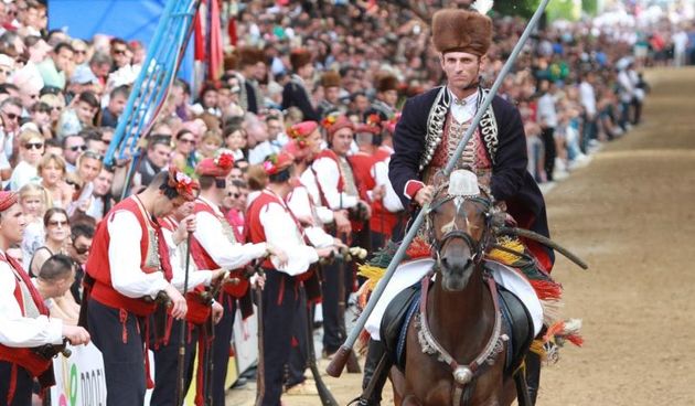 Opis  03.08.2014., Sinj – 299. Sinjska Alka. Sinjska alka je hrvatska viteska igra. Odrzava se svake godine u nedjelju u prvoj trecini mjeseca kolovoza u Sinju, na godinjicu pobjede nad turskim osvajacima 14. kolovoza 1715. Na taj dan je 700 hrvatskih vo