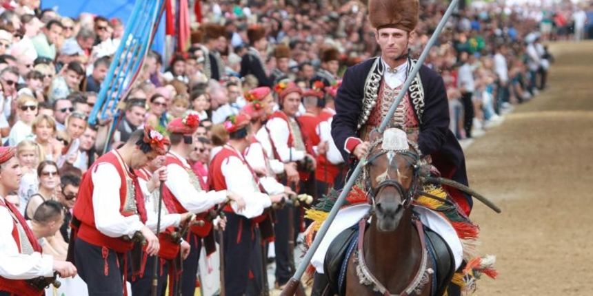 Opis 03.08.2014., Sinj – 299. Sinjska Alka. Sinjska alka je hrvatska viteska igra. Odrzava se svake godine u nedjelju u prvoj trecini mjeseca kolovoza u Sinju, na godinjicu pobjede nad turskim osvajacima 14. kolovoza 1715. Na taj dan je 700 hrvatskih vo Opis 03.08.2014., Sinj – 299. Sinjska Alka. Sinjska alka je hrvatska viteska igra. Odrzava se svake godine u nedjelju u prvoj trecini mjeseca kolovoza u Sinju, na godinjicu pobjede nad turskim osvajacima 14. kolovoza 1715. Na taj dan je 700 hrvatskih vo