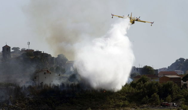 Split, 260611.
U popodnevnim satima nedjelje na podrucju Kamena splitskog prigradskog naselja, buknuo je pozar. U gasenju su sudjelovala dva kanadera i dva helikoptera.
Foto: Josko Ponos / CROPIX