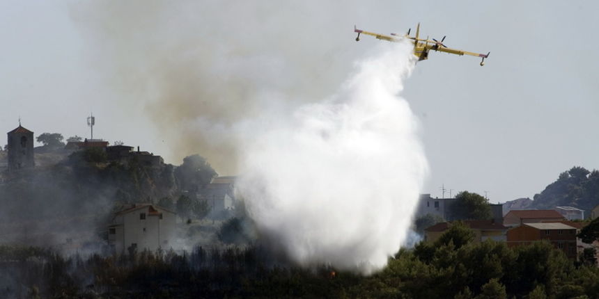 Split, 260611.
U popodnevnim satima nedjelje na podrucju Kamena splitskog prigradskog naselja, buknuo je pozar. U gasenju su sudjelovala dva kanadera i dva helikoptera.
Foto: Josko Ponos / CROPIX Split, 260611.
U popodnevnim satima nedjelje na podrucju Kamena splitskog prigradskog naselja, buknuo je pozar. U gasenju su sudjelovala dva kanadera i dva helikoptera.
Foto: Josko Ponos / CROPIX