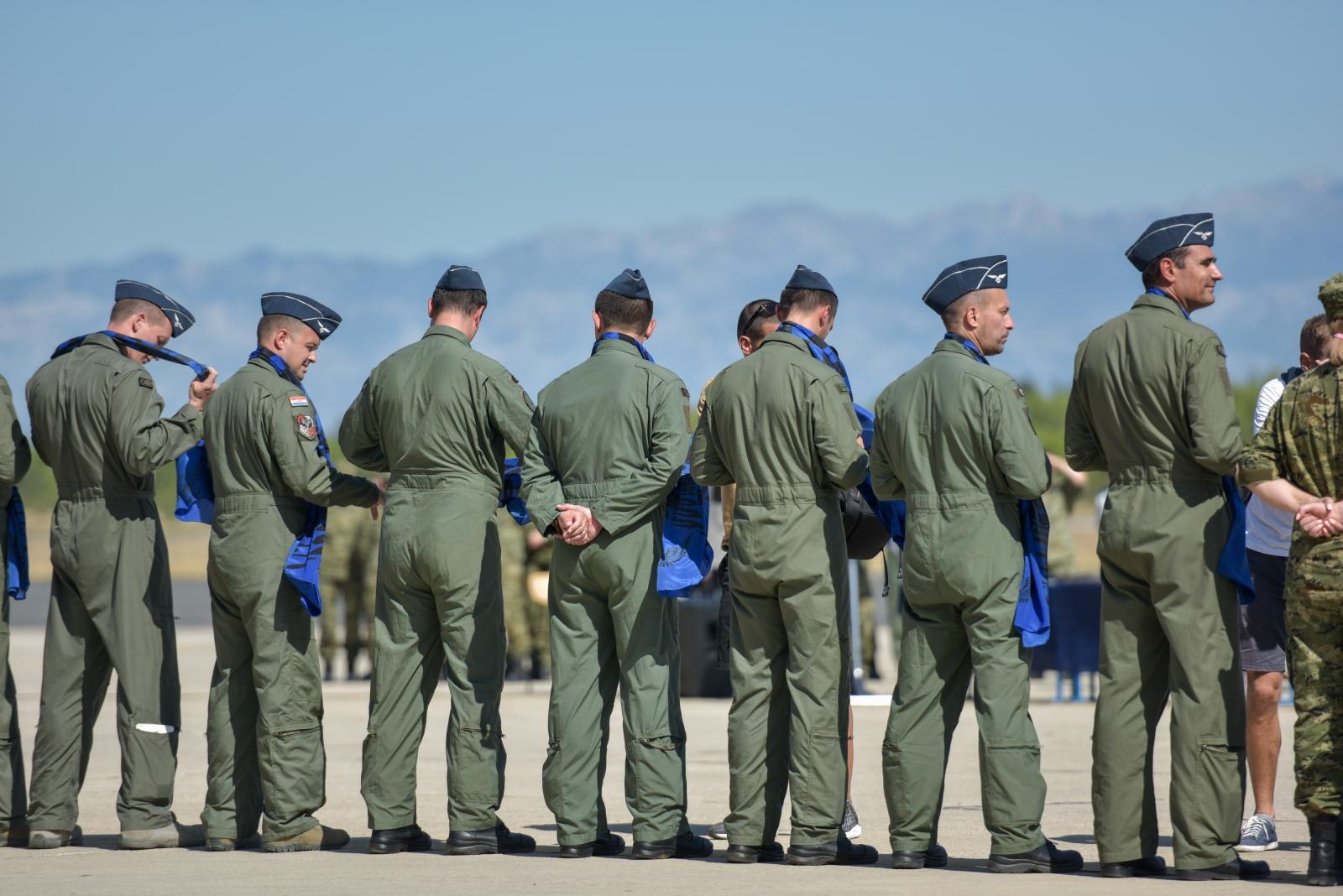 Svečanost povodom završetka obuke pilota na helikopterima OH-58D Kiowa Warrior Svečanost povodom završetka obuke pilota na helikopterima OH-58D Kiowa Warrior
