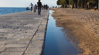Dio zadarske rive urušio se nakon tijekom jučerašnjeg nevremena