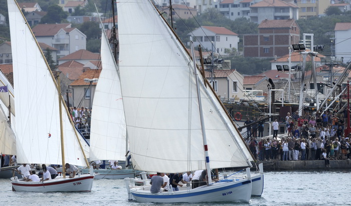 Otok Murter, 300912.
Latinsko idro, najveca regata tradicionalnih gajeta, leuta i kaica odrzana je danas u Murteru. Na regati je startalo oko 100 brodova.
Foto: Niksa Stipanicev / CROPIX Otok Murter, 300912.
Latinsko idro, najveca regata tradicionalnih gajeta, leuta i kaica odrzana je danas u Murteru. Na regati je startalo oko 100 brodova.
Foto: Niksa Stipanicev / CROPIX
