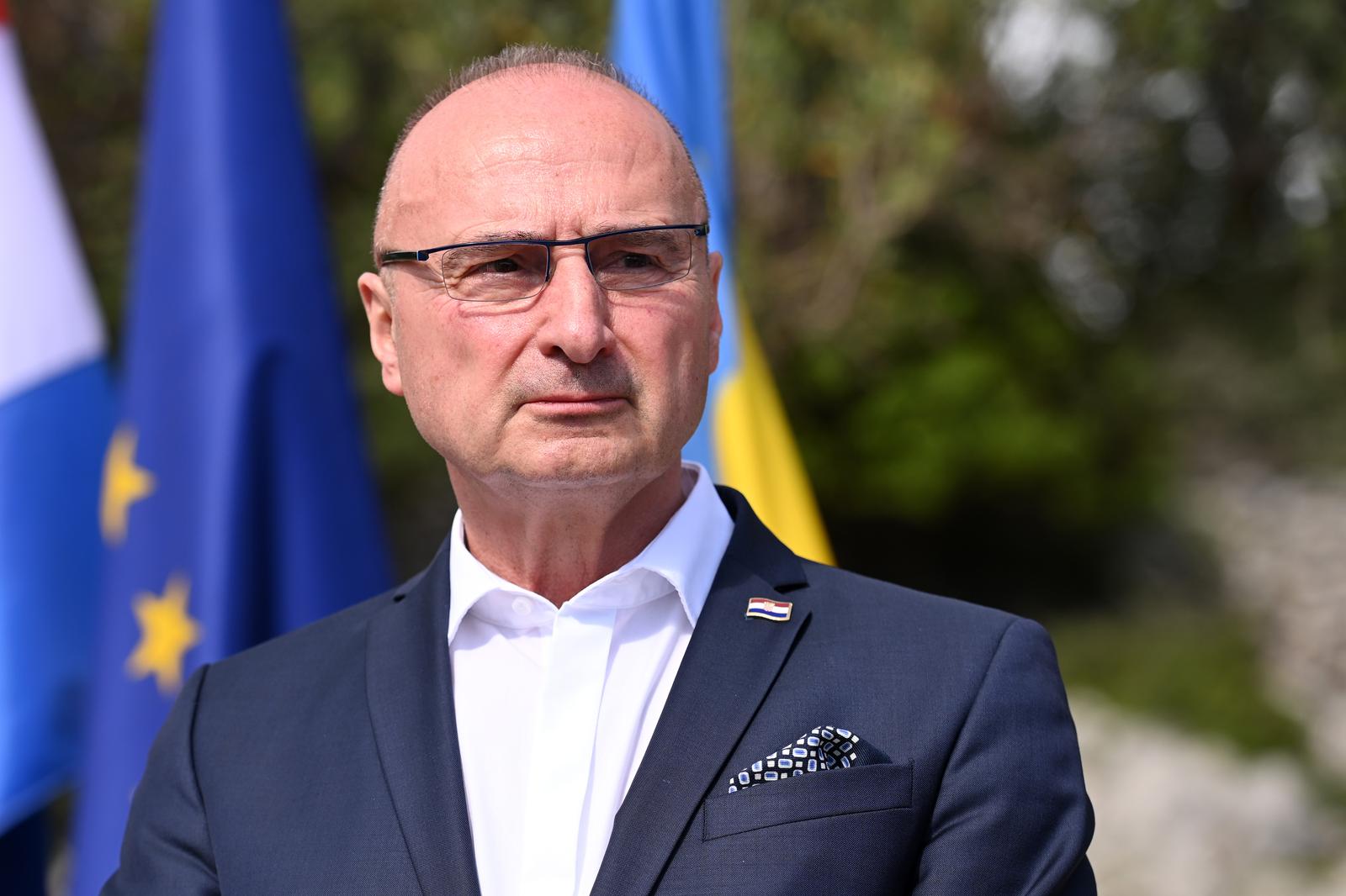 Grlić Radman i veleposlanik Ukrajine posadili maslinu u Perivoju mira